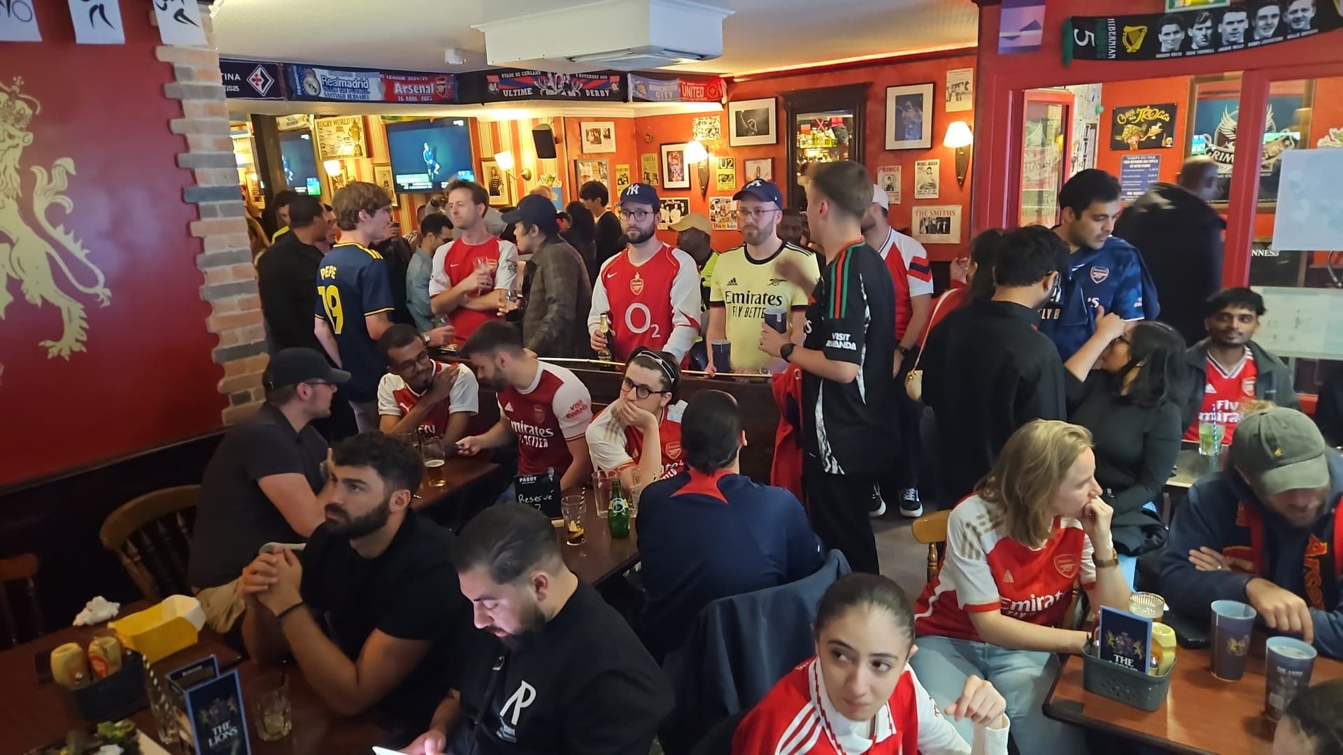 Des supporters d'Arsenal réunis dans un bar parisien pour suivre la demi-finale retour de Ligue des champions, 7 mai 2025 Des supporters d'Arsenal réunis dans un bar parisien pour suivre la demi-finale retour de Ligue des champions, 7 mai 2025
