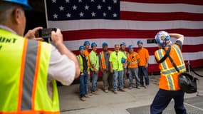 Des travailleurs new yorkais dans le secteur de la Construction posant avec le drapeau américain, proche de la tour du World Trade Center, le 23 juin 2016.