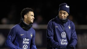 Warren Zaïre-Emery et Kylian Mbappé à l'entraînement avec les Bleus