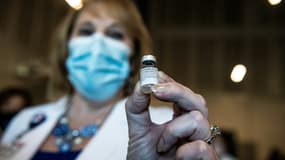 Une soignante tient une dose de vaccin contre le Covid-19, à Miramar, en Floride, le 14 décembre 2020