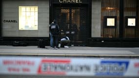La police devant la boutique Chanel avenue Montaigne, à Paris, le 15 novembre 2025, après un braquage avorté.