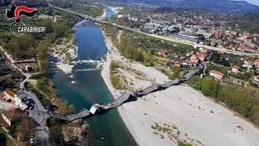 Le pont qui s'est effondré ce mercredi était déserté en raison du confinement imposé dans le pays.