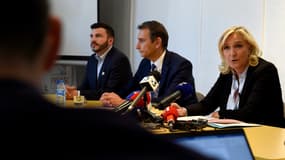 La dirigeante du parti d'extrême droite français Rassemblement national (RN) Marine Le Pen, entourée du conseiller régional du RN Laurent Jacobelli lors d'une conférence de presse à Metz, le 23 septembre 2021.