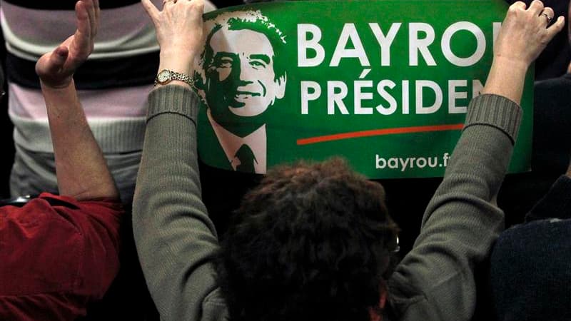 Partisans de François Bayrou lors d'un meeting du candidat centriste à Rezé près de Nantes. Le président du MoDem a critiqué mercredi les personnalités associées à la droite qui ont affiché ces derniers jours leur soutien au socialiste François Hollande,