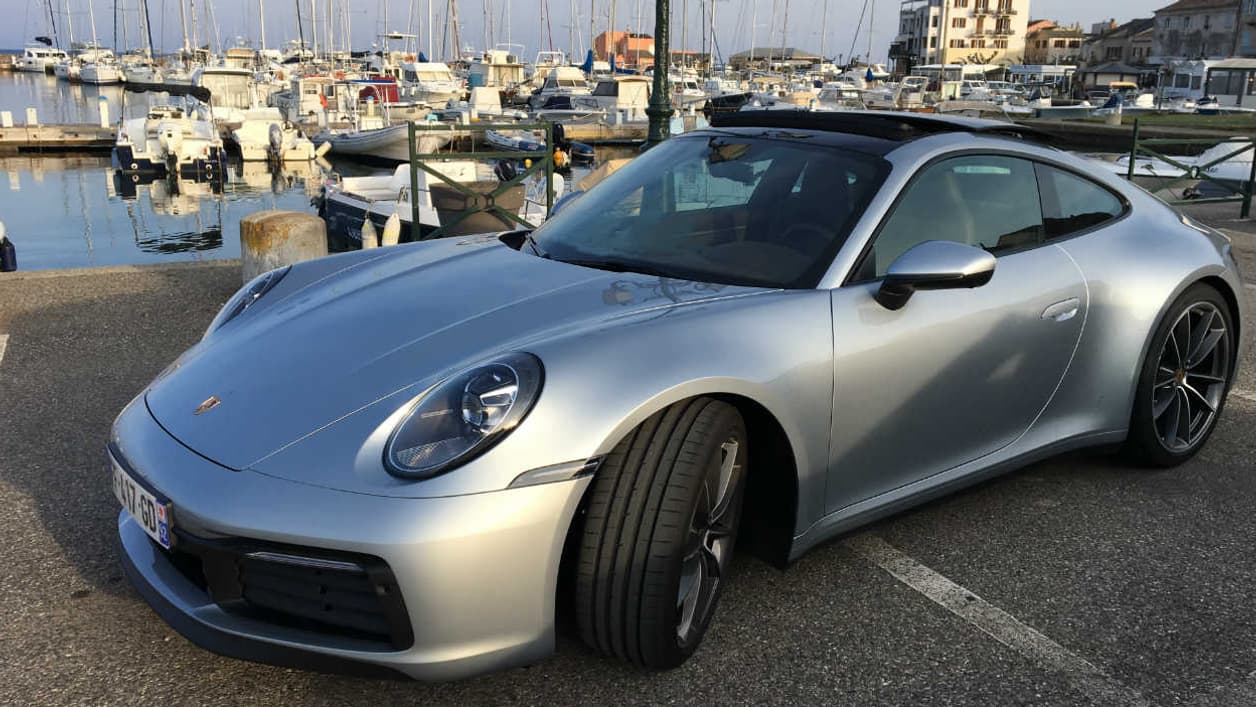 Le toit ouvrant coulissable en verre est une option très intéressante pour écouter le moteur chanter. Comptez 2268 euros en option.
