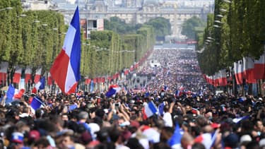 Supporteurs sur les Champs-Elysées ce lundi.