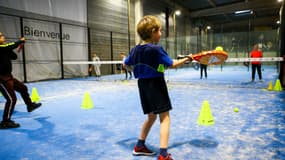 Des enfants en train de jouer au padel à Saint-Denis en 2019