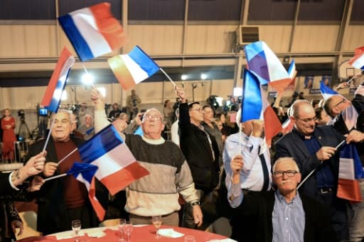 Des partisans de Marion Maréchal Le Pen fêtent les résultats du premier tour au Pontet le 6 décembre 2015 Des partisans de Marion Maréchal Le Pen fêtent les résultats du premier tour au Pontet le 6 décembre 2015