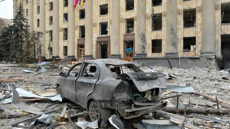 La mairie de Kharkiv en Ukraine frappée par des bombardements russes, le 1er mars 2022