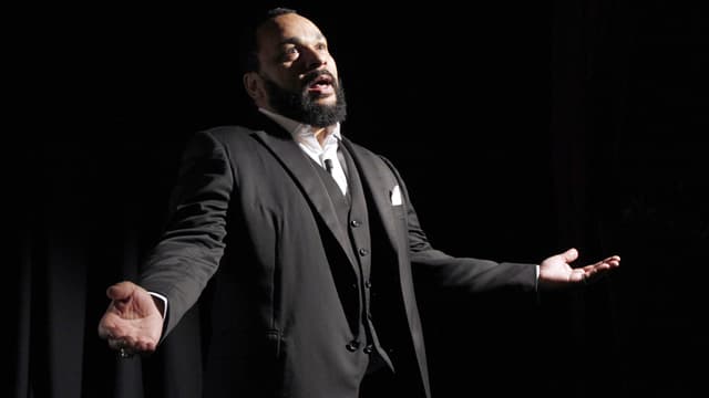 Dieudonné sur scène au théâtre de la Main d'Or, à Paris, le 15 janvier 2012