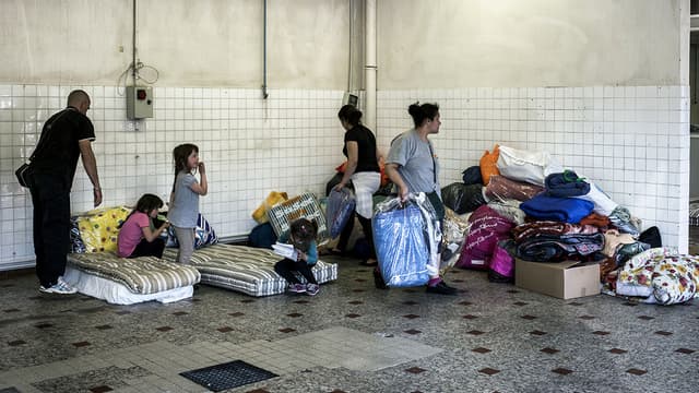 Des migrants d'Europe de l'est, hébergés temporairement dans un local loué par le Diocès de Lyon à Décines, dans la banlieue lyonnaise, fin avril.
