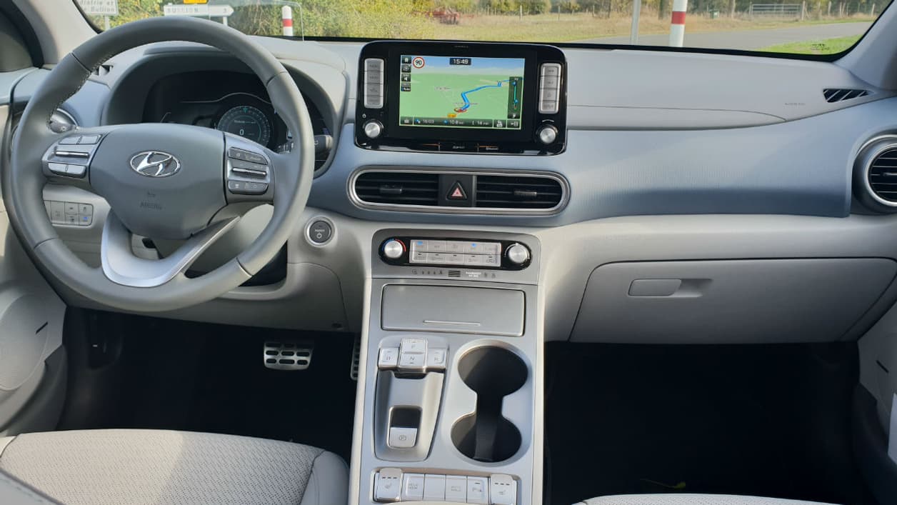 L'intérieur de cette version électrique profite d'un aménagement spécifique du poste de conduite L'intérieur de cette version électrique profite d'un aménagement spécifique du poste de conduite