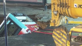 EN VIDÉO - Un trou s'ouvre soudainement en pleine rue en Chine