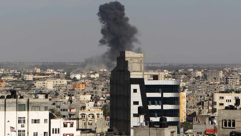 De la fumée s'échappe d'un bâtiment à Rafah, à Gaza, à la suite d'un tir d'Israël, le 5 mai.