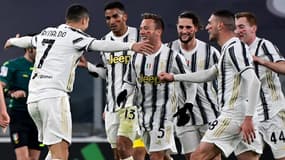 Les joueurs de la Juventus avec des traits rouges sur le visage
