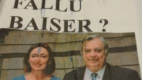 "Il a fallu baiser?" interrogent les affichettes, au-dessus d'une photo de l'élue et de son prédécesseur, Bruno Joncour