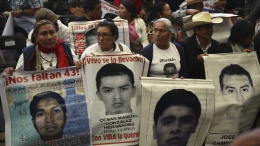 Des proches des 43 étudiants disparus assistent à la lecture d'un rapport d'experts indépendants, à Mexico le 24 avril 2016