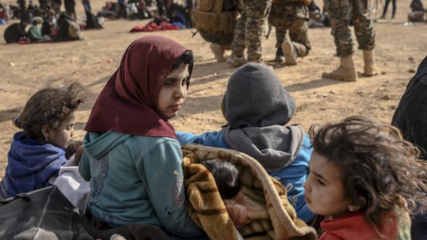 Les enfants entourés des Forces armées kurdes à Baghouz, en Syrie, le 5 mars 2019 (photo d'illustration)