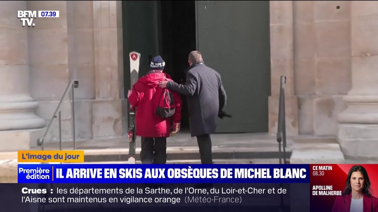 L'image du jour : Il arrive en skis aux obsèques de Michel Blanc 