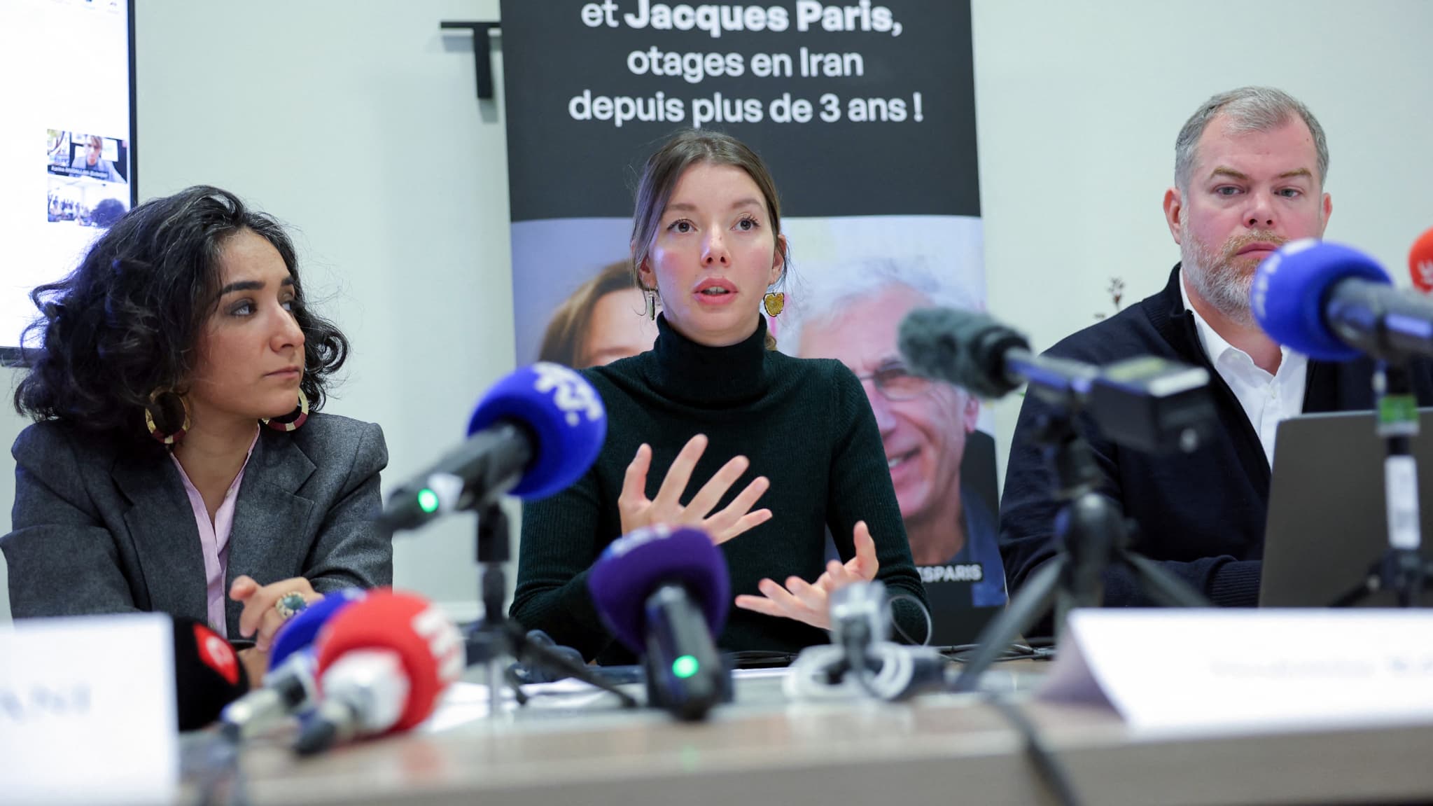Noémie Kohler, sœur de Cécile Kohler s'exprime le jeudi 16 octobre lors d'une conférence de presse entre les avocats Chirinne Ardakani et Martin Padel à Paris Noémie Kohler, sœur de Cécile Kohler s'exprime le jeudi 16 octobre lors d'une conférence de presse entre les avocats Chirinne Ardakani et Martin Padel à Paris