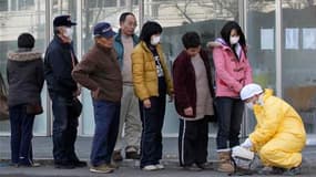 Contrôle du niveau de la radioactivité à Nihonmatsu, dans le nord du Japon. Deux nouvelles explosions sont survenues mardi à la centrale atomique de Fukushima-Daiichi sur la côte nord-est du Japon, provoquant dans la région, et cela jusqu'à Tokyo, une hau