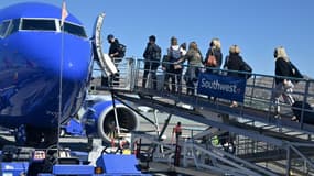 Des passagers embarquent à bord d'un vol Southwest Airlines à l'aéroport de Burbank (Californie), le 10 octobre 2021