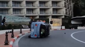 La Citroën AMI renversée sur la chaussée à Monaco après un accident survenu ce dimanche.