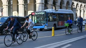 Vue de la Rue de Rivoli avec des cyclistes et en arriere plan le Bus 72 direction Parc de Saint Cloud, a Paris, France, le 2 juin 2025.