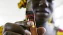 A Abidjan, en Côte d'Ivoire, une femme pratiquant les mutilations génitales montre le couteau dont elle se sert (2005).