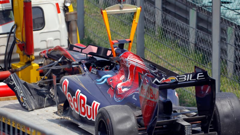 La Toro Rosso du pilote suisse a dû être tractée hors de la piste après la perte de ses roues avant. Un incident rarissime en F1.