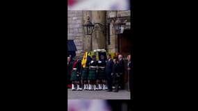 La révérence de la princesse Anne à l'entrée du cerceuil de la reine à Holyrood