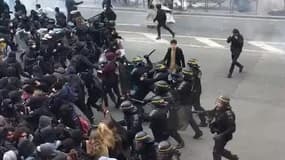 Manifestation des fonctionnaires et des cheminots : échauffourées entre jeunes manifestants et policiers à Paris - Témoins BFMTV