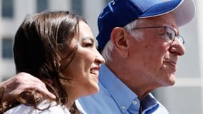 Le sénateur Bernie Sanders et la représentante Alexandria Ocasio-Cortez se sont exprimés le samedi 12 avril à Los Angeles devant 36.000 personnes lors d'une manifestation à laquelle ont notamment participé les artistes Neil Young et Joan Baez.