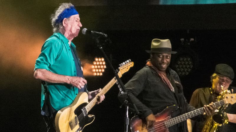Keith Richard (G) et le saxophoniste Bobby Keys (D) lors d'un concert des Rolling Stones à Hyde Park, au Royaume-Uni, le 6 juillet 2013.