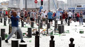 Des supporters s'affrontent en marge du match Angleterre-Russie, le 11 juin, sur le Vieux-Port de Marseille. 