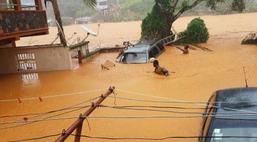 Photographie fournie par l'ONG "Society 4 climate change communication Sierra Leone", montrant des rues inondées à Regent, près de Freetown en Sierra Leone, le 14 août 2017