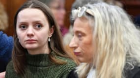 Chloé P. (g) et son avocate Isabelle Steyer, lors du procès de son ex-compagnon Marvin J. pour tentative de meurtre aggravé en 2022, devant les assises du Loir-et-Cher, le 15 janvier 2026 à Blois
