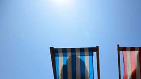 Un couple se relaxe dans des chaises longues