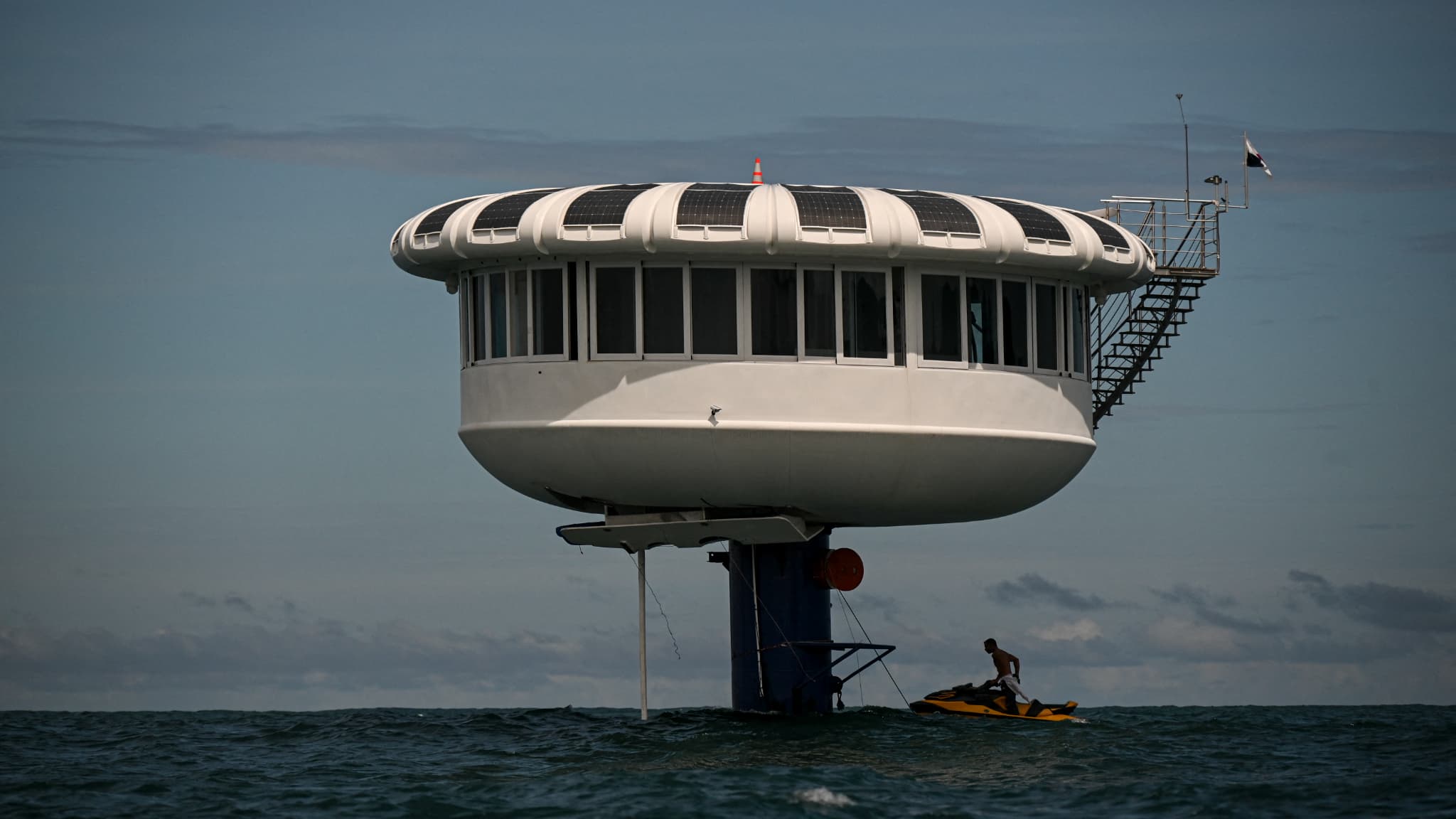 Vue extérieure de la maison "SeaPod Alpha Deep" ; habitation située au-dessus de la capsule où se trouve Rudiger Koch. Le 26 novembre 2024.