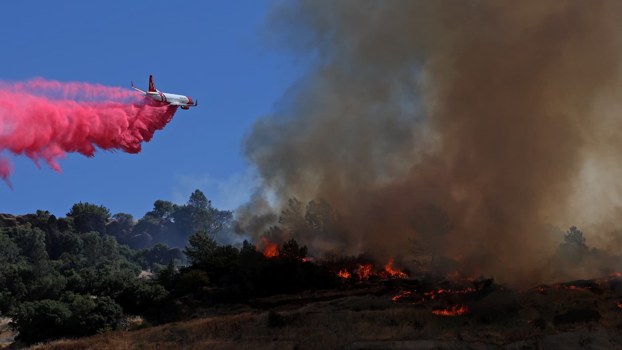 Un avion de pompiers largue du retardateur de feu à Oroville, Californie, aux États-Unis, le 3 juillet 2024.