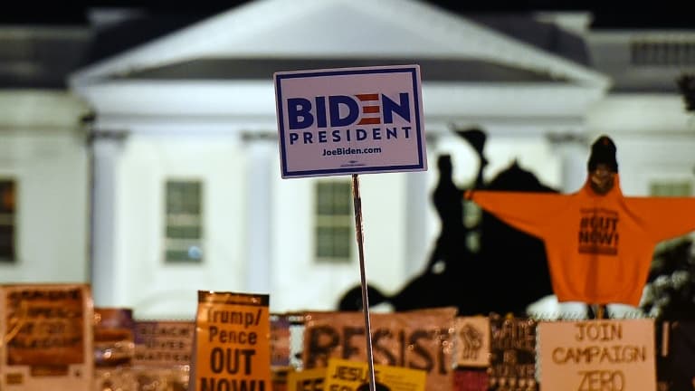 Une affiche pro-Biden devant la Maison Blanche à Washington le 3 novembre 2020
