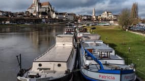 Des péniches amarrées sur l'Yonne, à Auxerre (illustration)