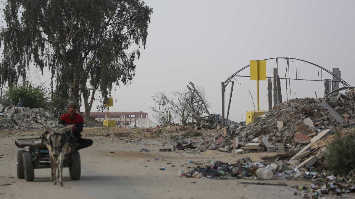 Un Palestinien près d'un bloc de béton marquant la "ligne jaune" tracée par l'armée israélienne à Bureij, dans le centre de la bande de Gaza, le 4 novembre 2025. Un Palestinien près d'un bloc de béton marquant la "ligne jaune" tracée par l'armée israélienne à Bureij, dans le centre de la bande de Gaza, le 4 novembre 2025.