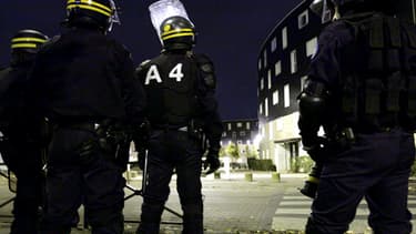 Environ 150 policiers et CRS sont déployés dans un quartier de la banlieue parisienne, où se cristallise l'opposition entre bandes rivales.