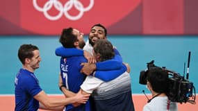 Les Français Benjamin Toniutti, Kevin Tillie et Earvin Ngapeth, de gauche à droite, partagent leur joie avec le sélectionneur Laurent Tillie après leur victoire en finale des Jeux olympiques le 7 août 2021 à Tokyo