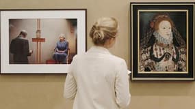 Peinture de David Dawson" représentant "Lucian Freud peignant la Reine" (à gauche), dans une explosion à Londres. Le peintre britannique Lucian Freud, qui était le petit-fils du père de la psychanalyse Sigmund Freud et l'un des artistes contemporains les