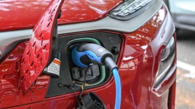 Une voiture électrique en train de charger à Lille fin septembre 2022.
