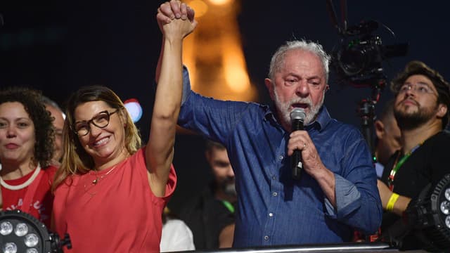 Lula et sa femme, le 30 octobre 2022 après la victoire du candidat de gauche à l'élection présidentielle brésilienne