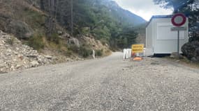 La route d'accès à la Madone de Fenestre près de Saint-Martin-Vésubie (Alpes-Maritimes), bloquée par arrêté métropolitain, en décembre 2024