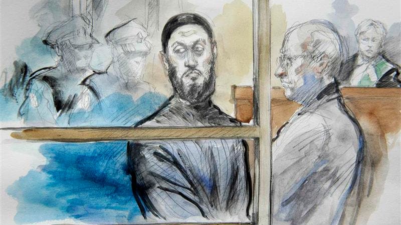 Raed Jaser (à gauche), l'un des suspects du projet d'attentat au Canada, en compagnie de son avocat John Norris lors d'une audience dans un tribunal de Toronto. Raed Jaser et Chiheb Esseghaier, les deux hommes inculpés au Canada pour un projet d'attentat